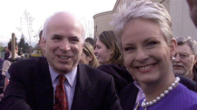 Sentor John McCain s manelkou Cindy na archivnm snmku z roku 2000