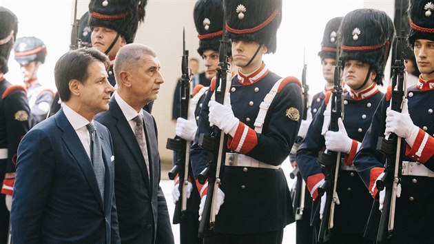 Premir Andrej Babi se v m seel s italskm protjkem Giuseppem Contem, aby probrali migran politiku. (28. srpna 2018)