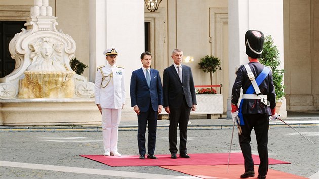 Premir Andrej Babi se v m seel s italskm protjkem Giuseppem Contem, aby probrali migran politiku. (28. srpna 2018)