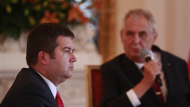 Ministr zahrani a vnitra Jan Hamek poslouch projev Miloe Zemana k eskm velvyslancm. (29. srpna 2018)