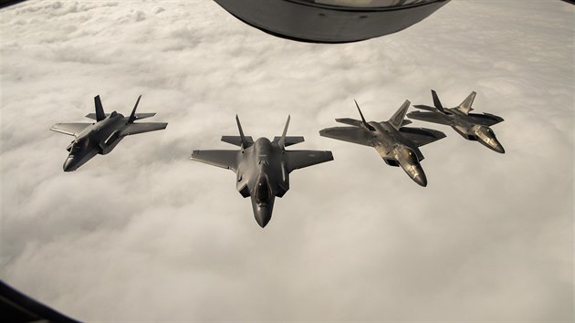 Dva norsk letouny F-35 (vlevo) a dva americk stroje F-22 Raptor bhem cvien nad Norskem