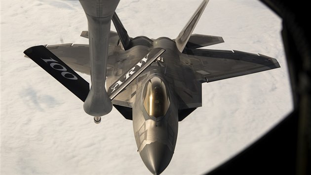 Letoun F-22 Raptor dopluje palivo za letu bhem cvien nad Norskem
