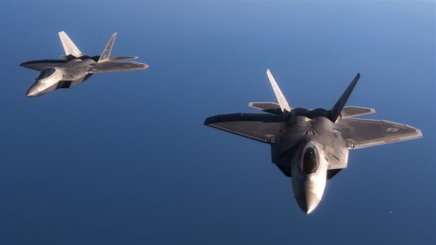 Letouny F-22 Raptor bhem cvien nad panlskem