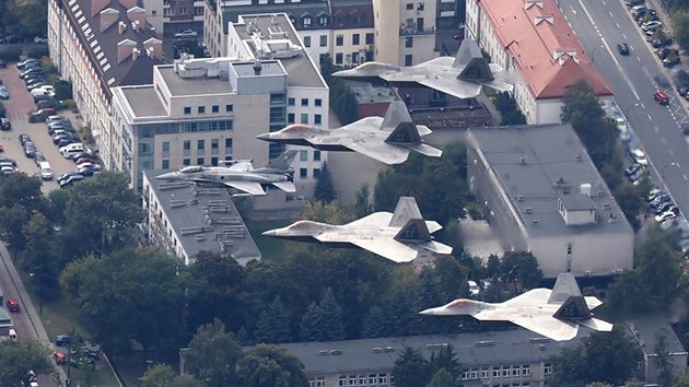 Letouny F-22 ve formaci vedené strojem F-16 při průletu nad Varšavou