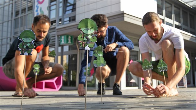 Akce s nzvem Invaze 18 se uskutenila na nkolika mstech regionu. Lid si mohli vyzvednout a slepit paprov vojky, kter pak umisovali v ulicch coby pipomenut srpnovch udlost roku 1968.