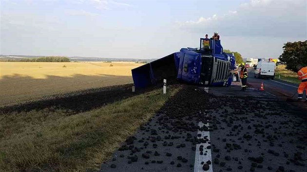 Kamion s uhlím se při jízdě od Koclířova k Lačnovu převrátil ve snaze vyhnout se protijedoucímu vozidlu. (23.8.2018)