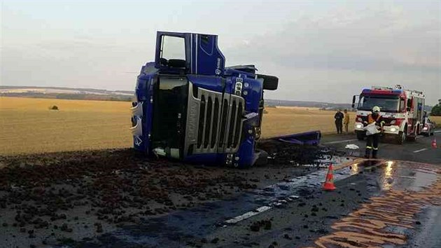 Kamion s uhlm se pi jzd od Koclova k Lanovu pevrtil ve snaze vyhnout se protijedoucmu vozidlu. (23.8.2018)