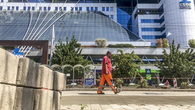 Ponien a hrbolat povrch ped SOB Pojiovnou na pardubickm Masarykov nmst nahradily dladice se speciln povrchovou pravou. O zbvajc st chodnku u plnovan Nov Veselky se m postarat investor budoucho objektu.