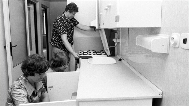 Manželé Bubákovi si prohlížejí moderní kuchyňskou linku ve svém novém bytě na pražském sídlišti Lhotka-Libuš. (červen 1978)