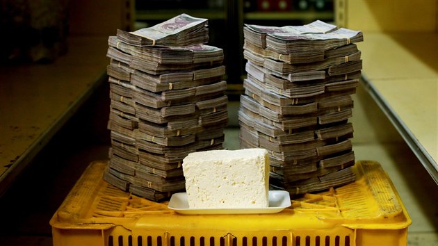 Za běžné potraviny se ve Venezuele muselo platit stohy bankovek. 