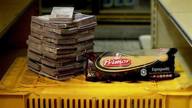 Za bn potraviny se ve Venezuele muselo platit stohy bankovek. 