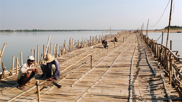 Oprava bambusovho mostu pes eku Mekong v kambodskm Kampong Chamu