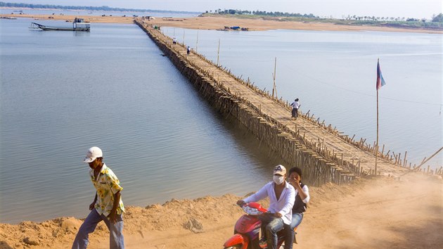 Bambusov most pes Mekong spojuje kambodsk msto Kampong Cham s ostrovem Pen.