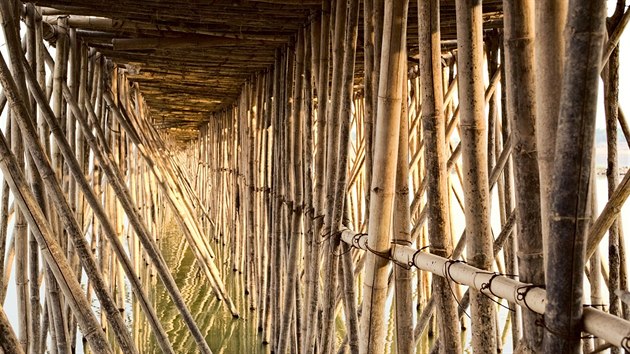 Detail konstrukce bambusovho mostu pes eku Mekong v kambodskm Kampong Chamu