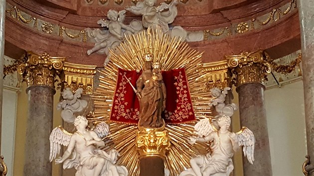 Pohled na část oltáře baziliky Navštívení Panny Marie ve Frýdku-Místku s dominantní a údajně zázračně uzdravující soškou bohorodičky.