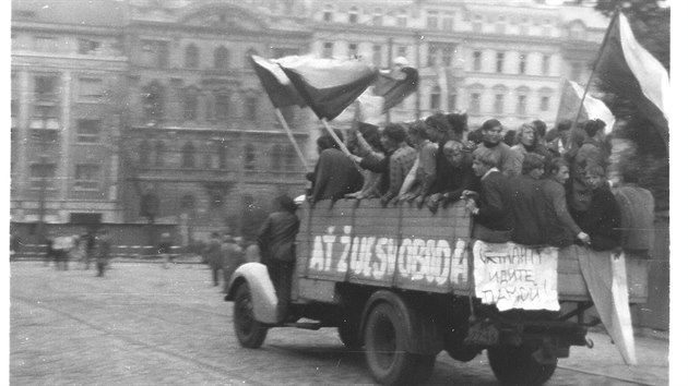 Automobil jede z Vinohradsk na Vclavsk nmst, 21. srpna 1968.