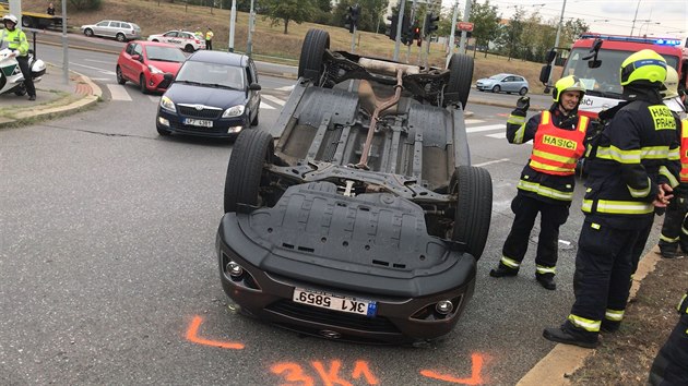 Na Plzesk ulici se srazila dv auta, jedno se pevrtilo na stechu. (25. 8. 2018)