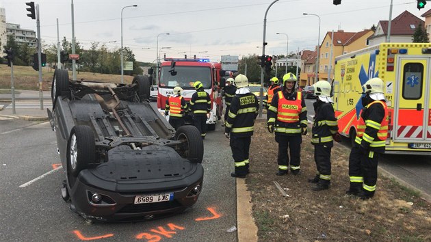 Na Plzesk ulici se srazila dv auta, jedno se pevrtilo na stechu. (25. 8. 2018)