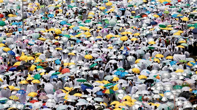 Muslimov se pipravuj na modlitbu ped meitou Namira bhem sv pouti do Mekky. (20. srpna 2018)