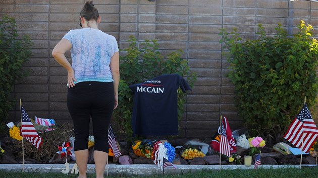 Improvizovan pomnk k uctn zesnulho sentora Johna McCaina ped pohebnm stavem ve Phoenixu. (27. srpna 2018)