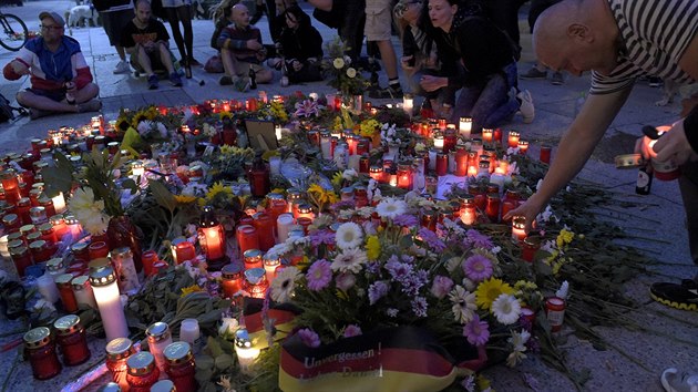 V Chemnitzu nedaleko českých hranic tisíce lidí protestují kvůli nedělnímu útoku, po kterém zemřel pětatřicetiletý Němec (27. července 2017).