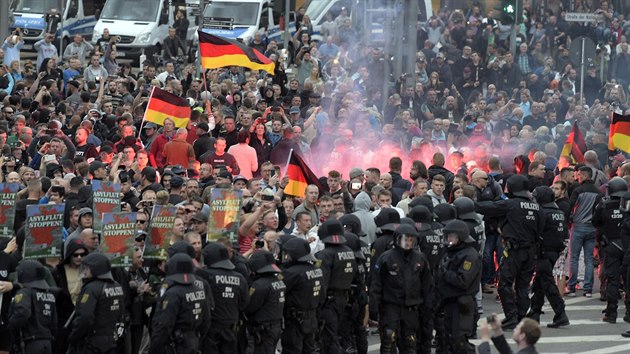 V Chemnitzu nedaleko eskch hranic tisce lid protestuj kvli nedlnmu toku, po kterm zemel ptaticetilet Nmec (27. ervence 2017).