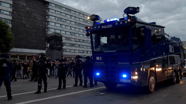 V Chemnitzu nedaleko eskch hranic tisce lid protestuj kvli nedlnmu toku, po kterm zemel ptaticetilet Nmec (27. ervence 2017).