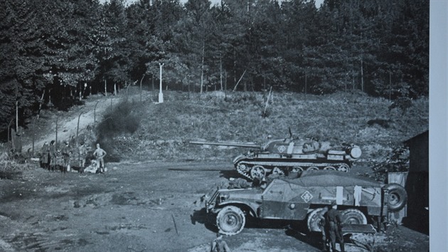 Sovtsk vojensk jednotky obsadily v srpnu 1968 vtinu eskoslovenskch vysla. Zde u rozhlasovho a televiznho vyslae Cukrk u Jlovit jin od Prahy.