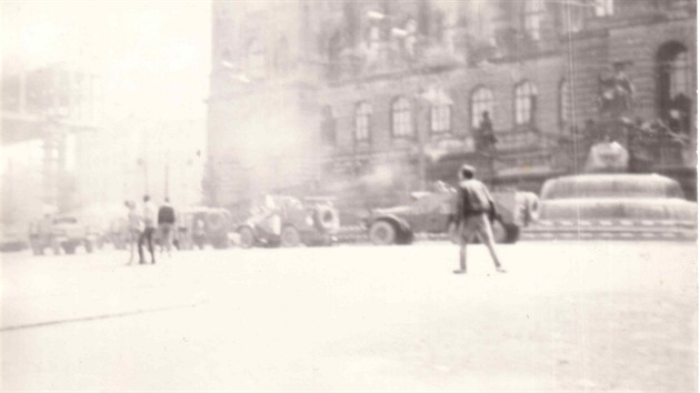 Autentické snímky Jaroslava Loumy přibližují okamžiky, kdy sovětští vojáci začali ostřelovat budovu Národního muzea. Srpen 1968.
