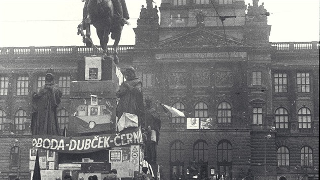 Vzdoba sochy Svatho Vclava v Praze s davy diskutujcch (srpen 1968)