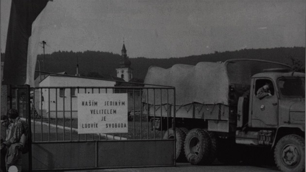 Kas�rna 7. spojovac�ho pluku v Litom��ic�ch v srpnu 1968