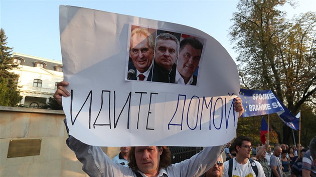 Demonstranti ped ruskou ambasdou pipomnli vro okupace a protestovali proti politice souasnho Ruska a politikm, kte ji podporuj. (20. srpen 2018)