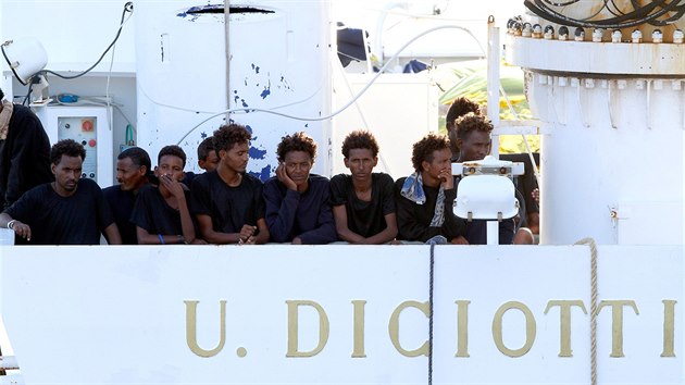 Migranti čekající na vylodění z Diciotti v sicilském přístavu Katánie (22. srpen 2018)