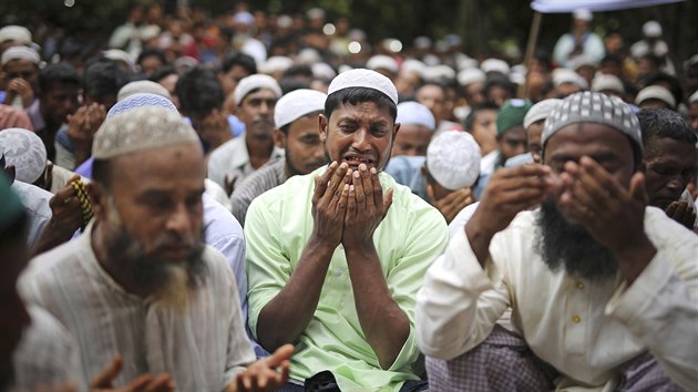 Tisce muslimskch Rohing si pipomnly vro jednoho roku od tok, kter je donutily uprchnout z pevn buddhistick Barmy do Banglade. (25. srpen 2018)