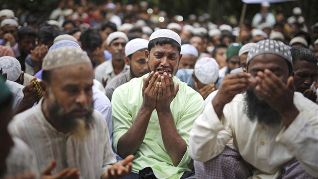 Tisce muslimskch Rohing si pipomnly vro jednoho roku od tok, kter je donutily uprchnout z pevn buddhistick Barmy do Banglade. (25. srpen 2018)