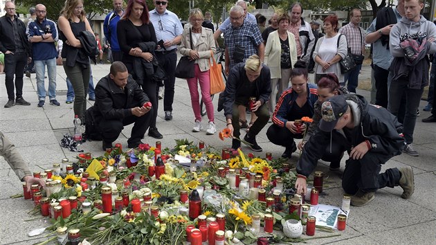 Lidé zapalují svíčky za zavražděného Němce v Chemnitzu (27.8.2018)