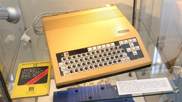 V lounském muzeum jsou vystaveny staré počítače, jejich součásti a hry.
