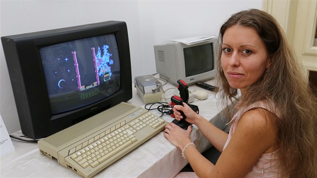 Kurátorka výstavy Retrogaming Lenka Macová u jedné z nejúspěšnějších her počítačové historie Tetris.