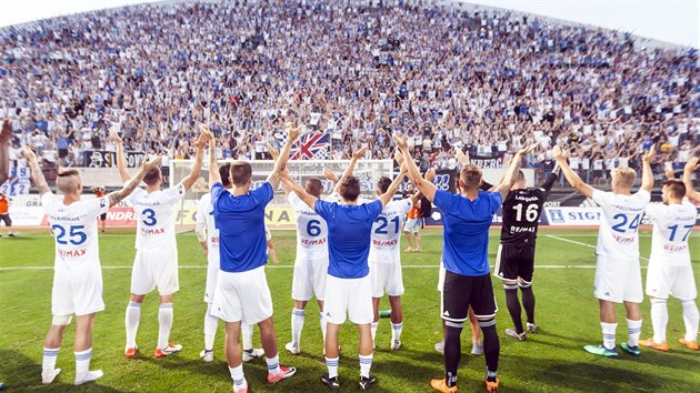 Ostravt fotbalist oslavuj s fanouky vtzstv v Olomouci.