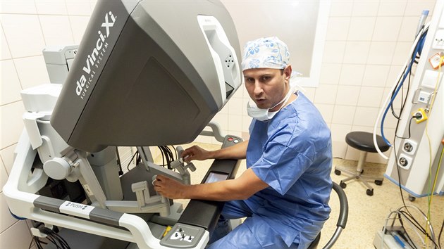 Odborníci v olomoucké fakultní nemocnici mají pro urologické a gynekologické operace k dispozici nejnovější generaci amerického robotického systému Da Vinci Xi. (srpen 2018)