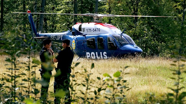 vdsk policie hldkuje nedaleko msta, kam se po srce s ptkem ztil sthac letoun Gripen. (21. srpna 2018)