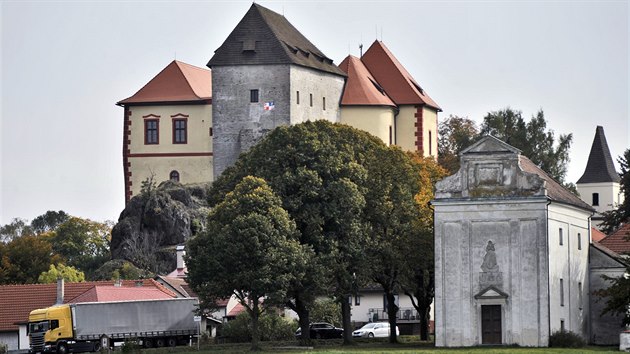 Kapli nechal postavit ve druh polovin 17. stolet majitel hradu Kmen Jan...