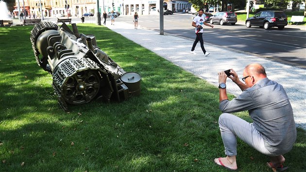 Umělec David Černý umístil na pražské náměstí Kinských torzo zeleného tanku s bílým pruhem, kterým byla označena technika invazních armád v srpnu 1968. Na náměstí zůstane do středy. (21.8.2018)