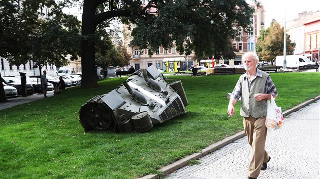 Umělec David Černý umístil na náměstí Kinských v Praze 5 torzo tanku k 50. výročí okupace Československa. (21.8.2018)