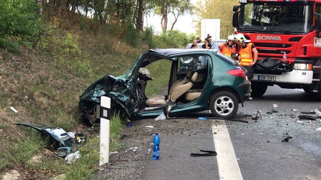 Dv osobn auta se eln stetla u obce Jrovice na Beneovsku. Jedna ena se zranila tce, druh lehce (27.8.2018)