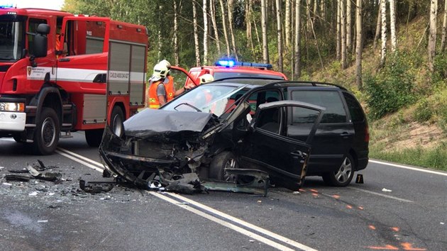 Dv osobn auta se eln stetla u obce Jrovice na Beneovsku. Jedna ena se zranila tce, druh lehce (27.8.2018)