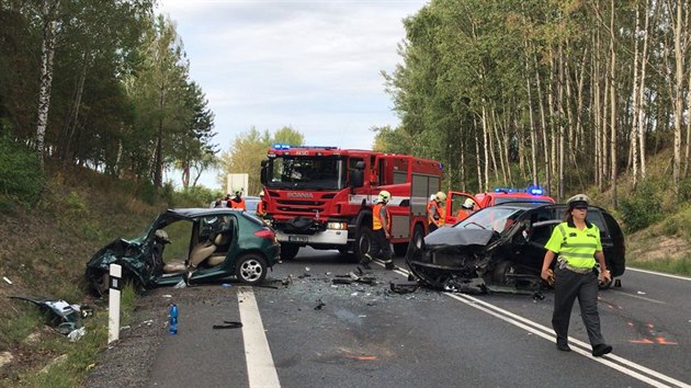 Dv osobn auta se eln stetla u obce Jrovice na Beneovsku. Jedna ena se zranila tce, druh lehce (27.8.2018)