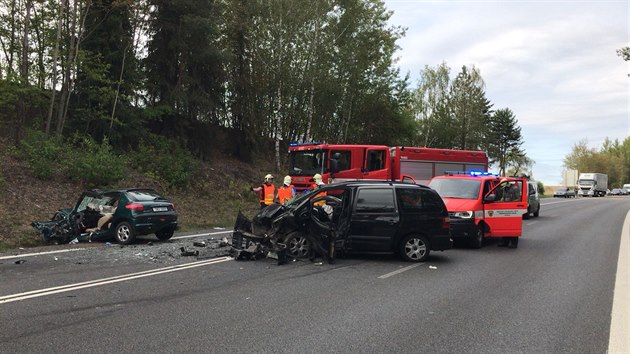 Dv osobn auta se eln stetla u obce Jrovice na Beneovsku. Jedna ena se zranila tce, druh lehce (27.8.2018)