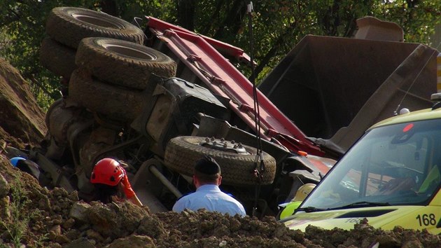 Na skldce v Chodovsk ulici v Praze zavalila mue Tatra. Vyprostit jej museli hasii (29.8.2018)