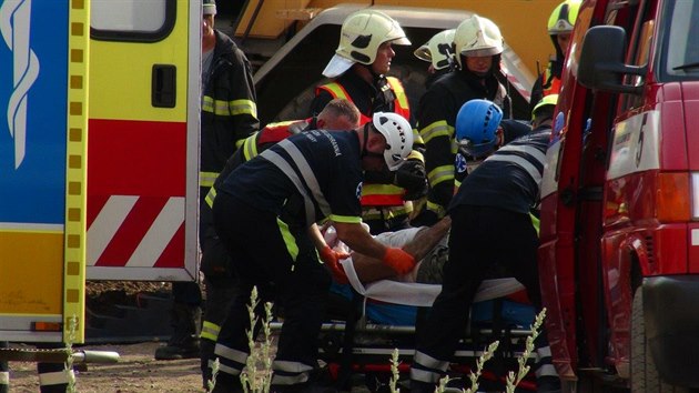 Na skldce v Chodovsk ulici v Praze zavalila mue Tatra. Vyprostit jej museli hasii (29.8.2018)